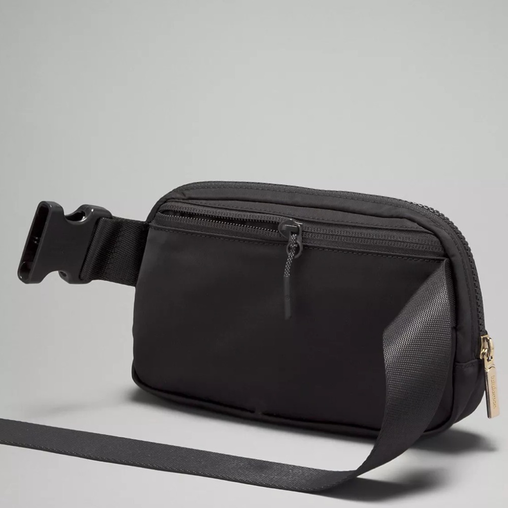 Lululemon Everywhere Belt Bag Black & Gold Crossbody EBB Nwt - Picture 6 of 6